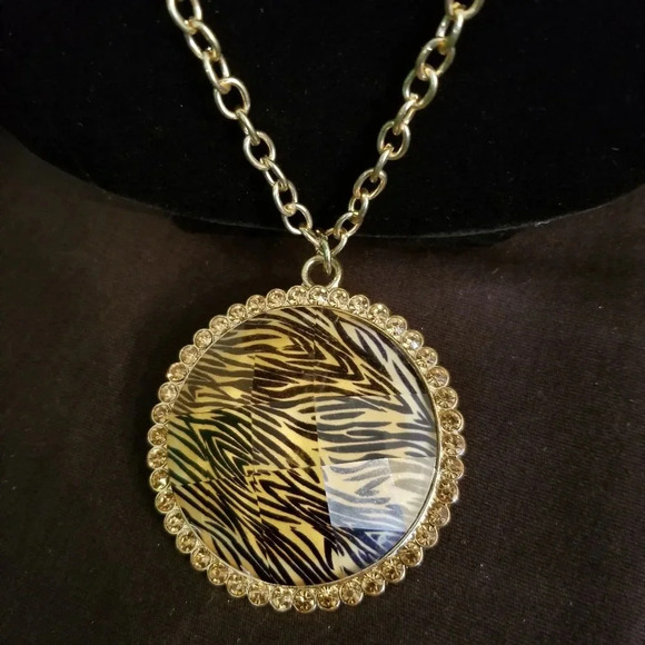ANIMAL PRINT NECKLACE ON GOLD CHAIN - Picture 2 of 2